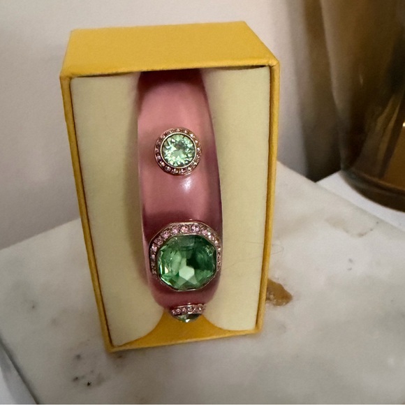 Swarovski Dulcis cuff
Mixed cuts, Multicolored, Gold-tone plated - Picture 9 of 12